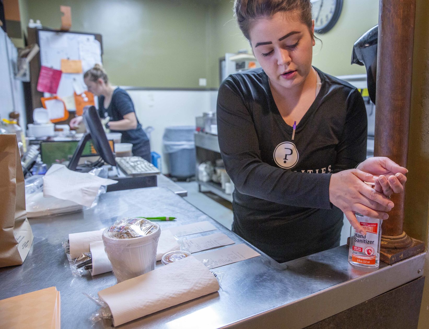 Restaurants turning to curbside food pickup (copy)